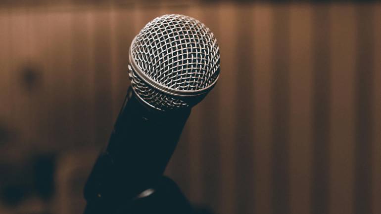 Choosing The Right Emcee For Your Funeral – 5 Considerations To Take